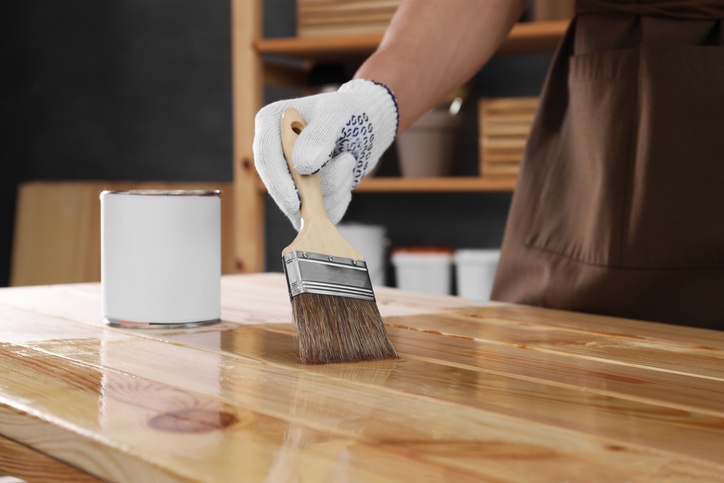 De houten tafel laten lakken